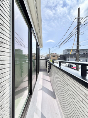 �o���R�j�[�@������B�������`Balcony�`�@������̃o���R�j�[�̑O�ɂ͉_�ȊO�ɑ��z���Ղ���̂�����܂���B�����󕨂������₷���A����薾�邭�C�����̂������������Ă��܂��B�g���₷���J���I�ȃo���R�j�[�ł���