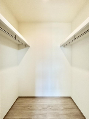 ���̑��@������B�������`Walk-in Closet�`�@��������̗m���������Ă��V���ɂȂ�ɂ����E�H�[�N�C���N���[�[�b�g�B�m���ȊO�ɂ��A���i�g��Ȃ��Ɠd��X�[�c�P�[�X�A�X�g�b�N�i�Ȃǉ��ł��Еt����������Ԃł��B