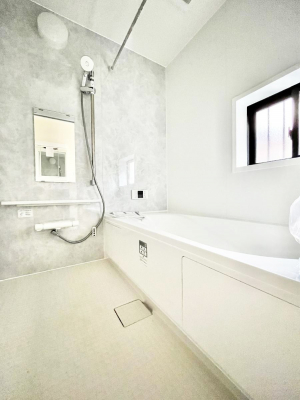 �����@�����`Bath Room�`�@�������Ƒ���L�΂��ē������邱�Ƃ��\�I����̔�������M�d�ȃo�X�^�C���ł��B���q�l�Ƃ��ꏏ�ł��\���ȍL���Ȃ̂ŁA���r���O�Ƃ͈�����Ƒ��c�R�̂ЂƎ������y���݂��������܂��B