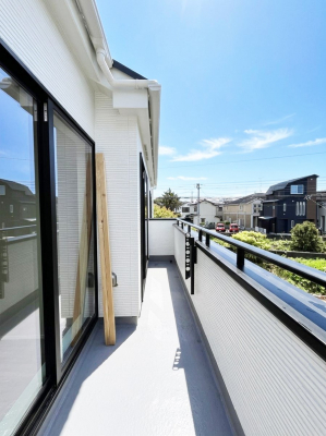 �o���R�j�[�@�����`Balcony�`�@������̃o���R�j�[�̑O�ɂ͉_�ȊO�ɑ��z���Ղ���̂�����܂���B�����󕨂������₷���A����薾�邭�C�����̂������������Ă��܂��B�g���₷���J���I�ȃo���R�j�[�ł���