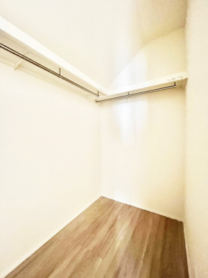���̑��@�����`Walk-in Closet�`�@�K�v�Ȃ��̂�R�[�f�B�l�[�g���ꗗ���Ċm�F�ł��A�g�x�x�⏀�����Z���ԂōςރE�H�[�N�C���N���[�[�b�g��ݒu���܂����B�Ƃ̒�����������Ƃ�����֗��Ȏ��[�X�y�[�X�ł��B