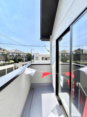 �o���R�j�[�@�������P�������`Balcony�`�@�傫�ȋ�Ɉ͂܂ꂽ�C�����̂����ƁB�o���R�j�[��`�������ň��|�I�ȊJ�����ɕ�܂�܂��B�o���R�j�[�͗z���������݂��z�c����󕨂��C�����悭�������Ƃ��ł��܂��B