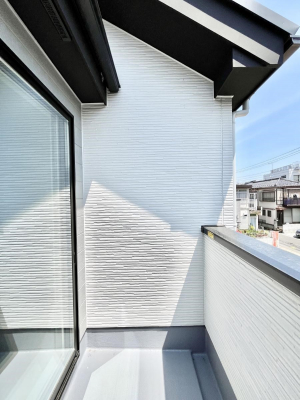 �o���R�j�[�@�������Q�������`Balcony�`�@�傫�ȋ�Ɉ͂܂ꂽ�C�����̂����ƁB�o���R�j�[��`�������ň��|�I�ȊJ�����ɕ�܂�܂��B�o���R�j�[�͗z���������݂��z�c����󕨂��C�����悭�������Ƃ��ł��܂��B
