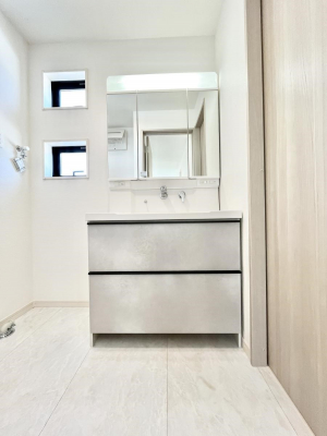 ���ʑ�E���ʏ��@�O�ʋ��̗��ɁA���ϕi��q���p�i�Ȃǂ����[�\�B���ʑ����������ƕۂ��܂��I