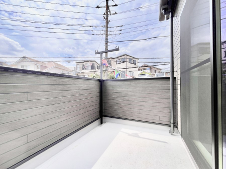 �o���R�j�[�@�����`Balcony�`  �傫�ȋ�Ɉ͂܂ꂽ�C�����̂����ƁB  �o���R�j�[��`�������ň��|�I�ȊJ�����ɕ�܂�܂��B  �o���R�j�[�͗z���������݂��z�c����󕨂��C�����悭�������Ƃ��ł��܂��B