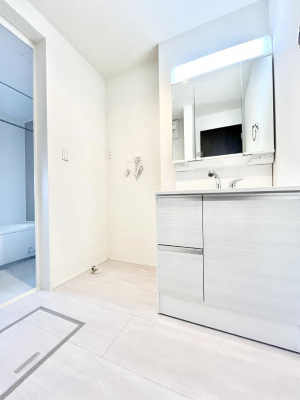 ���̑��@������10�������`Dressing Room�`�\���ȑ傫���̐��ʑ�͎��[�����鎖�Ȃ���A�g�����Ȃ݃`�F�b�N�⎕�����ȂǁA���̍Q�����������Ԃł��z�e�����C�N�ȃX�y�[�X�ŗ]�T�Ƃ�Ƃ�������Ē����܂��B