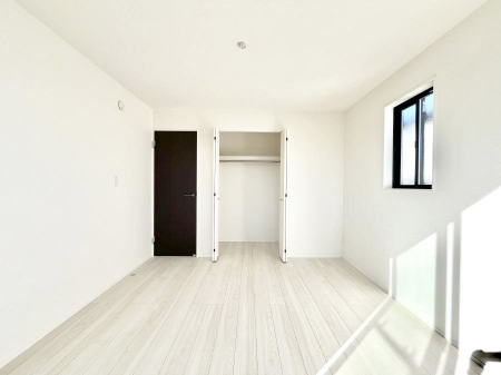 �Q���@������10�������`Bed Room�`  �S�����ɂ͎��[�N���[�[�b�g�������I���i�g���̂��m���⏬���͂������A�G�ߕ��̂��m���Ȃǂ���������Ɛ������ڂ����܂������܂��B  ������Ԃ��L���g�p�ł��܂��ˁB