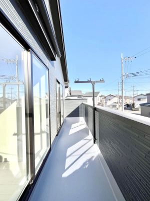 �o���R�j�[�@������10�������`Balcony�`�@������̃o���R�j�[�̑O�ɂ͉_�ȊO�ɑ��z���Ղ���̂�����܂���B�����󕨂������₷���A����薾�邭�C�����̂������������Ă��܂��B�g���₷���J���I�ȃo���R�j�[�ł���