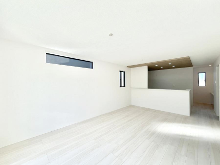 ���̑����ρ@������10�������`Living�`�@�L���ȗz�������̏ꏊ���Ƃ炵�����B�����邱�̋�Ԃ݂͂�Ȃ̏Ί炪�W���ꏊ�A����Y��A���邱�Ƃ̂Ȃ����킢���Ȃ���b���y���ގ��ԁA��������̎v�����Ԃ���ꏊ�B