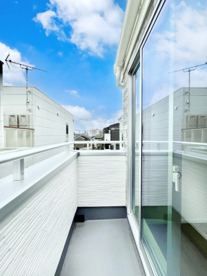 �o���R�j�[�@�������P�������`Balcony�`�@������̃o���R�j�[�̑O�ɂ͉_�ȊO�ɑ��z���Ղ���̂�����܂���B�����󕨂������₷���A����薾�邭�C�����̂������������Ă��܂��B�g���₷���J���I�ȃo���R�j�[�ł���