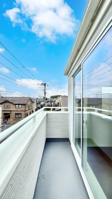 �o���R�j�[�@�������Q�������`Balcony�`  �傫�ȋ�Ɉ͂܂ꂽ�C�����̂����ƁB  �o���R�j�[��`�������ň��|�I�ȊJ�����ɕ�܂�܂��B  �o���R�j�[�͗z���������݂��z�c����󕨂��C�����悭�������Ƃ��ł��܂��B