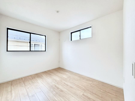 �q�������@�����`Bed Room�`�@�q�������͂��q�l�ɂƂ��đ�Ϗd�Ȗ���������܂��B�q����l�ŉ߂�����Ԃ�^���邱�ƂŁA�h���׋����Ԃ����R�Ƒ����܂����畔���̕Еt����|���Ȃǂ��������ƂɌq����܂��B