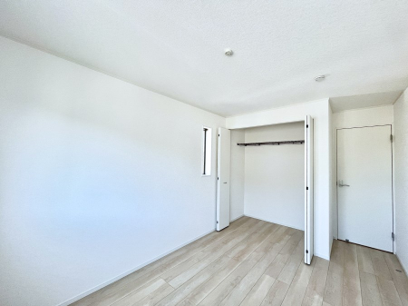 ���̑����ρ@������4�������`Bed Room�`�@�؂̉����肪�₳�����t���[�����O�͈��炬�������炷�v���C�x�[�g��ԁB����߂̃t���[�����O�ł��̂ŁA�ǎ��Ƃ��}�b�`���A���������X�ɍL�������Ă������ʂ��B