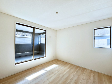 �Q���@������4�������`Bed Room�`�@�u��������������l�v�Ƃ��v�w�ł�����肭�낰��Q���B�����̉Ǝ��₨�d���ɔ�ꂽ���̓t�J�t�J�̃x�b�g�Ŗ�����Ă��������B�e���r��{�I�������Ă����K�ȍL����������