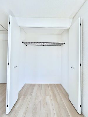 ���[�@������4�������`Closet�`�@�ǖʃN���[�[�b�g������΃^���X��u���K�v���Ȃ��A�o������̂Ȃ��X�b�L����Ԃ��ێ��ł��܂��B����ꂽ�X�y�[�X��L���Ɋ��p�ł������B