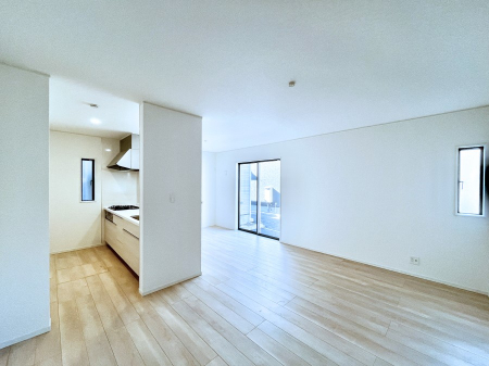 ���r���O�@������4�������`Living�`�@�Ƒ��̐H����c���̂ق��A�q�ǂ���V�΂�����A�F�l���������肷��LDK�͏Z�܂��̒��S�B�����ԉ߂����ꏊ������A���̋�Ԃ͏Z�܂��S�̂̋��S�n�����E���܂��B