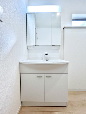 ���ʑ�E���ʏ��@������4�������`Dressing Room�`�@�\���ȑ傫���̐��ʑ�͎��[�����鎖�Ȃ���A�g�����Ȃ݃`�F�b�N�⎕�����ȂǁA���̍Q�����������Ԃł��z�e�����C�N�ȃX�y�[�X�ŗ]�T�Ƃ�Ƃ�������Ē����܂��B