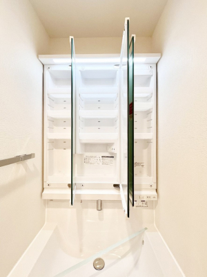 ���̑����ρ@�O�ʋ��̗��ɁA���ϕi��q���p�i�Ȃǂ����[�\�B���ʑ����������ƕۂ��܂��I