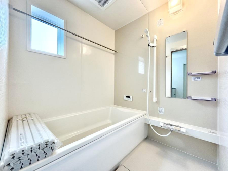 �����@�������S�������`Bath Room�`�@���t���̃o�X���[���́A�̌������薾�邭�C�����̗ǂ���Ԃł��B�������邱�ƂŁA���C�����ǍD�B������芰����o�X���[���ŁA�����̃o�X�^�C�����y���݂ɂȂ肻���ł��B