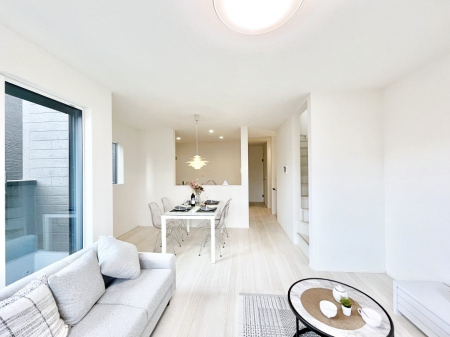 ���r���O�@���邢�z���������A�����̕��͋C�ɖ�������郊�r���O�E�_�C�j���O�B 