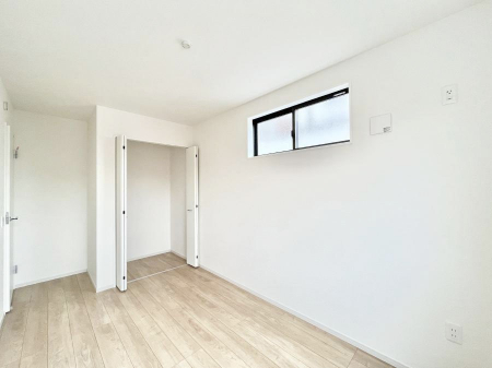 �q�������@�������R�������`Bed Room�`�@�q�������͂��q�l�ɂƂ��đ�Ϗd�Ȗ���������܂��B�q����l�ŉ߂�����Ԃ�^���邱�ƂŁA�h���׋����Ԃ����R�Ƒ����܂����畔���̕Еt����|���Ȃǂ��������ƂɌq����܂��B