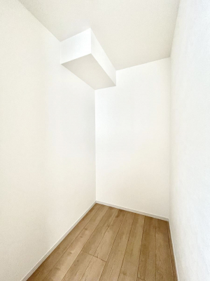 ���̑��@�������R�������`Walk-in Closet�`�@��������̗m���������Ă��V���ɂȂ�ɂ����E�H�[�N�C���N���[�[�b�g�B�m���ȊO�ɂ��A���i�g��Ȃ��Ɠd��X�[�c�P�[�X�A�X�g�b�N�i�Ȃǉ��ł��Еt����������Ԃł��B