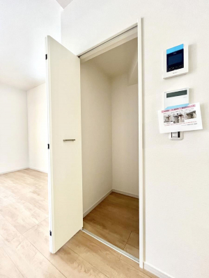 ���̑����ρ@�ݔ����R���������r���O���[�B�����Ɏ��[������ƕ����W�܂�LDK���X�b�L���Еt�������ł��ˁB  