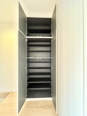 ���̑����ρ@�ݔ����R�����������Ղ���[�ł���V���[�Y�{�b�N�X�ŉƑ��S���̌C���A���ւ�������B  