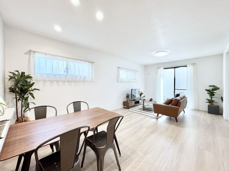 ���̑����ρ@�Ƒ��̏Ί炪���R�Ɛ��܂�Ă���A����ȕ��͋C�̃_�C�j���O�Ɏd�オ���Ă��܂��B