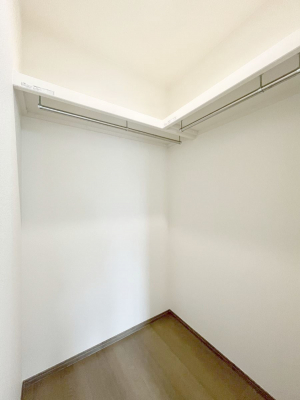 ���̑��@������B�������`Walk-in Closet�`�@��������̗m���������Ă��V���ɂȂ�ɂ����E�H�[�N�C���N���[�[�b�g�B�m���ȊO�ɂ��A���i�g��Ȃ��Ɠd��X�[�c�P�[�X�A�X�g�b�N�i�Ȃǉ��ł��Еt����������Ԃł��B