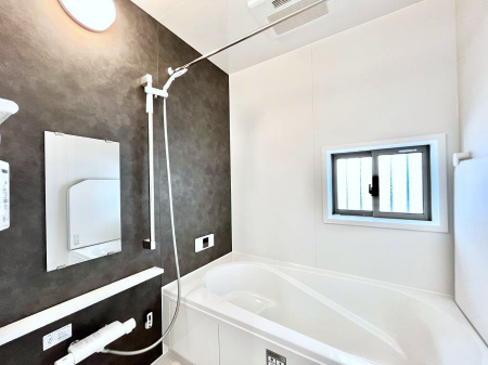 �����@������2-F�������`Bath Room�`�@���t���̃o�X���[���́A�̌������薾�邭�C�����̗ǂ���Ԃł��B�������邱�ƂŁA���C�����ǍD�B������芰����o�X���[���ŁA�����̃o�X�^�C�����y���݂ɂȂ肻���ł��B
