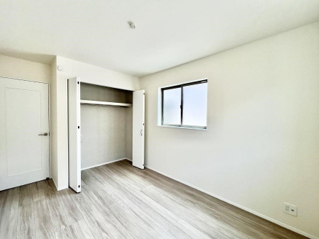 �Q���@������2-C�������`Bed Room�`  �S�����ɂ͎��[�N���[�[�b�g�������I���i�g���̂��m���⏬���͂������A�G�ߕ��̂��m���Ȃǂ���������Ɛ������ڂ����܂������܂��B  ������Ԃ��L���g�p�ł��܂��ˁB