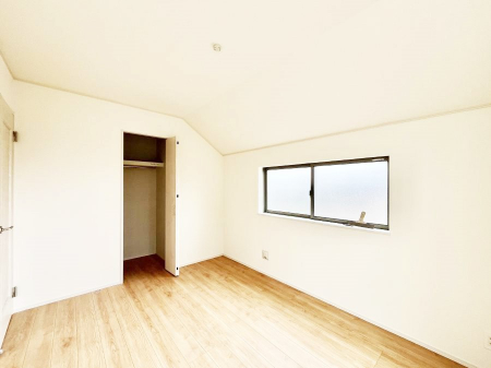 �Q���@�����`Bed Room�`  �S�����ɂ͎��[�N���[�[�b�g�������I���i�g���̂��m���⏬���͂������A�G�ߕ��̂��m���Ȃǂ���������Ɛ������ڂ����܂������܂��B  ������Ԃ��L���g�p�ł��܂��ˁB