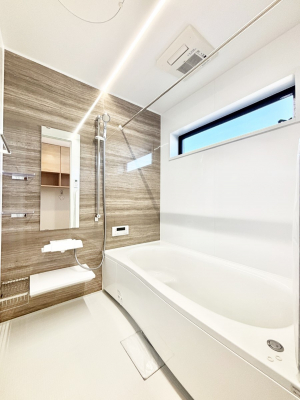 �����@�����`Bath Room�`�@�������������͋C�̗����Ŗ����Ɍ����ă��t���b�V���B���������@�\���t���Ă���̂ŗׂ̐���@�u����Ő􂢏オ�������󕨂��A�J�̓����V�C���C�ɂ������������邱�Ƃ��\�ł��B