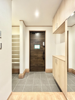 ���ց@�����`Entrance�`�@���ʔ��~���[�t�Ȃ̂ŁA���o�����O�̐g�����Ȃ݃`�F�b�N�Ɂ��􌺊ւ͂��q�l�����o�}�������ԍŏ��̏ꏊ�A�A���Ă��鎞�ɓ���ŏ��̏ꏊ�B����ȏꏊ�����炱���A���ǂ���ԂɁc��