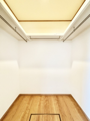 ���̑��@�����`Walk-in Closet�`�@��������̗m���������Ă��V���ɂȂ�ɂ����E�H�[�N�C���N���[�[�b�g�B�m���ȊO�ɂ��A���i�g��Ȃ��Ɠd��X�[�c�P�[�X�A�X�g�b�N�i�Ȃǉ��ł��Еt����������Ԃł��B