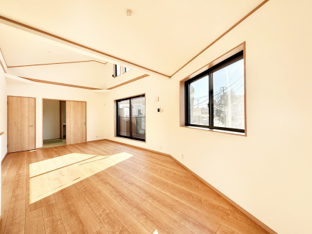 ���̑����ρ@�����`Living�`�@�Ƒ��̐H����c���̂ق��A�q�ǂ���V�΂�����A�F�l���������肷��LDK�͏Z�܂��̒��S�B�����ԉ߂����ꏊ������A���̋�Ԃ͏Z�܂��S�̂̋��S�n�����E���܂��B