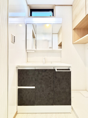 ���ʑ�E���ʏ��@�����`Dressing Room�`�@�\���ȑ傫���̐��ʑ�͎��[�����鎖�Ȃ���A�g�����Ȃ݃`�F�b�N�⎕�����ȂǁA���̍Q�����������Ԃł��z�e�����C�N�ȃX�y�[�X�ŗ]�T�Ƃ�Ƃ�������Ē����܂��B