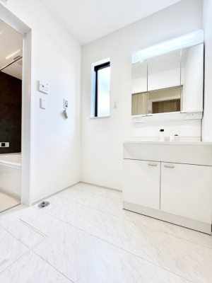 ���̑��@�����`Dressing Room�`  ����������F�����œ��ꂳ��Ă���ƁA�X�b�L���Ɛ�������ۂ������܂��B  ���̗��ɂ͂����Ղ�Ǝ��[�X�y�[�X��W�������I  �����́A�V���v�����@�\�����d�����āB