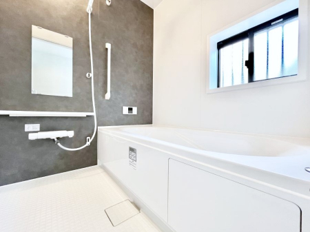 �����@�����`Bath Room�`�@�������������͋C�̗����Ŗ����Ɍ����ă��t���b�V���B���������@�\���t���Ă���̂ŗׂ̐���@�u����Ő􂢏オ�������󕨂��A�J�̓����V�C���C�ɂ������������邱�Ƃ��\�ł��B