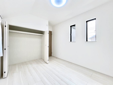 �Q���@�����`Bed Room�`  �S�����ɂ͎��[�N���[�[�b�g�������I���i�g���̂��m���⏬���͂������A�G�ߕ��̂��m���Ȃǂ���������Ɛ������ڂ����܂������܂��B  ������Ԃ��L���g�p�ł��܂��ˁB