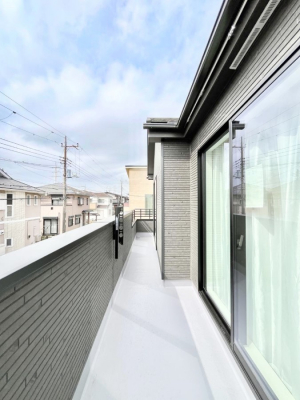 �o���R�j�[�@�����`Balcony�`�@�쑤�ɐݒu���ꂽ���s���̂��郏�C�h�o���R�j�[�B�S�n�悢�z�˂���g���ȕ����y���ނ��Ƃ��o���܂��B���ꂽ���ɂ͂����Ղ�̐��󕨂�z�c�������܂��I�g���₷���J���I�ȃo���R�j�[�ł���