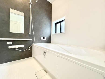 �����@������B�������`Bath Room�`�@���t���̃o�X���[���́A�̌������薾�邭�C�����̗ǂ���Ԃł��B�������邱�ƂŁA���C�����ǍD�B������芰����o�X���[���ŁA�����̃o�X�^�C�����y���݂ɂȂ肻���ł��B