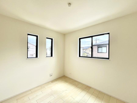 �q�������@������B�������`Bed Room�`�@�q�������͂��q�l�ɂƂ��đ�Ϗd�Ȗ���������܂��B�q����l�ŉ߂�����Ԃ�^���邱�ƂŁA�h���׋����Ԃ����R�Ƒ����܂����畔���̕Еt����|���Ȃǂ��������ƂɌq����܂��B