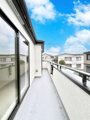 �o���R�j�[�@������B�������`Balcony�`�@������̃o���R�j�[�̑O�ɂ͉_�ȊO�ɑ��z���Ղ���̂�����܂���B�����󕨂������₷���A����薾�邭�C�����̂������������Ă��܂��B�g���₷���J���I�ȃo���R�j�[�ł���