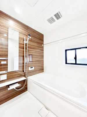 �����@�������P�������`Bath Room�`�@���t���̃o�X���[���́A�̌������薾�邭�C�����̗ǂ���Ԃł��B�������邱�ƂŁA���C�����ǍD�B������芰����o�X���[���ŁA�����̃o�X�^�C�����y���݂ɂȂ肻���ł��B