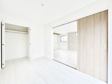 �q�������@�������P�������`Bed Room�`�@�q�������͂��q�l�ɂƂ��đ�Ϗd�Ȗ���������܂��B�q����l�ŉ߂�����Ԃ�^���邱�ƂŁA�h���׋����Ԃ����R�Ƒ����܂����畔���̕Еt����|���Ȃǂ��������ƂɌq����܂��B