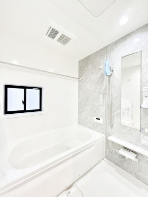 �����@�������Q�������`Bath Room�`�@���t���̃o�X���[���́A�̌������薾�邭�C�����̗ǂ���Ԃł��B�������邱�ƂŁA���C�����ǍD�B������芰����o�X���[���ŁA�����̃o�X�^�C�����y���݂ɂȂ肻���ł��B