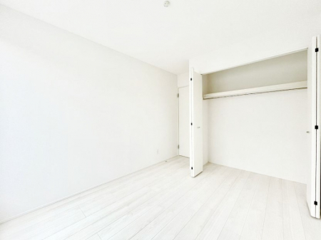 ���̑����ρ@�������Q�������`Bed Room�`  �S�����ɂ͎��[�N���[�[�b�g�������I���i�g���̂��m���⏬���͂������A�G�ߕ��̂��m���Ȃǂ���������Ɛ������ڂ����܂������܂��B  ������Ԃ��L���g�p�ł��܂��ˁB