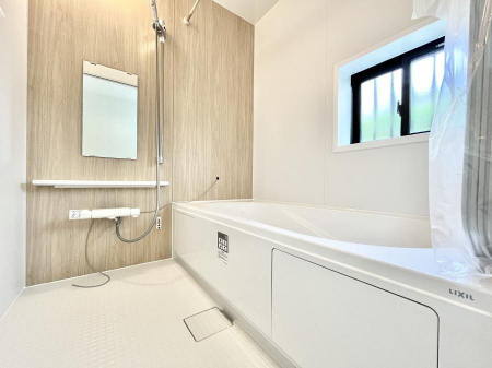 �����@������A�������`Bath Room�`�@����L�΂��ē������邱�Ƃ��\�I����̔�������M�d�ȃo�X�^�C���ł��B���q�l�Ƃ��ꏏ�ł��\���ȍL���Ȃ̂ŁA���r���O�Ƃ͈�����Ƒ��c�R�̂ЂƎ������y���݂��������܂��B